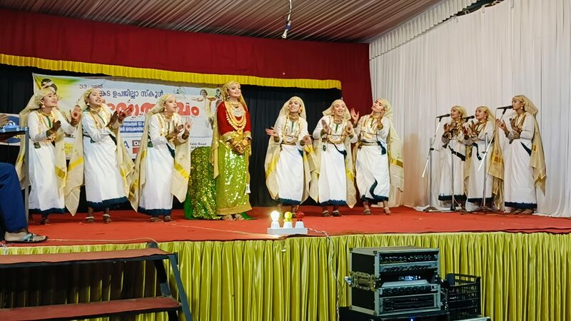 പ്രമാണം:18103 OPPANA 24-25.jpg