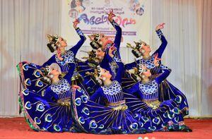 21010 groupdance2.jpg