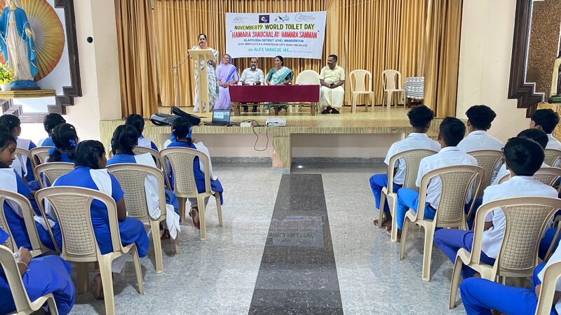 പ്രമാണം:Toilet block 35052 25 (2).jpg