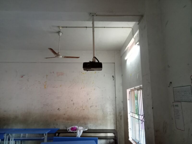 പ്രമാണം:19777 class room projector.jpg