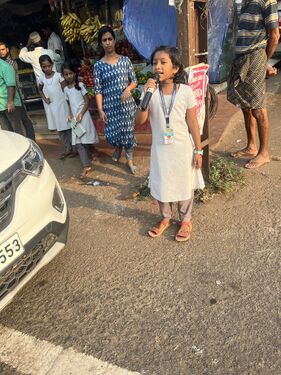 മാലിന്യ മുക്ത കേരളം എന്ന വിഷയത്തിൽ വേദരാജ് പറമ്പിൽ പീടിക ടൗണിൽ പ്രസംഗിക്കുന്നു.