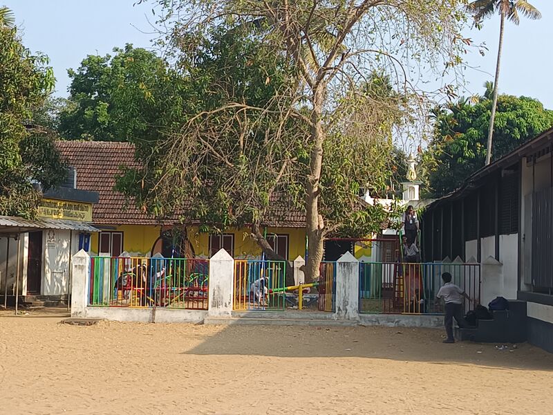 പ്രമാണം:23447 HUPS poyilingaparamb school park.jpg