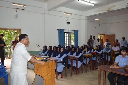 മുൻ മന്ത്രി കെ.ടി ജലീൽ  വിദ്യാർത്ഥികളുമായി സംവദിക്കുന്നു