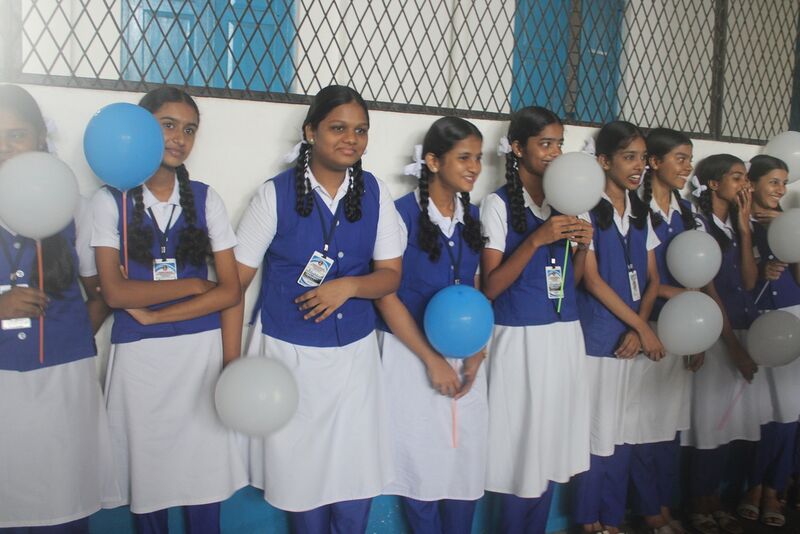 പ്രമാണം:21001 children with baloon.JPG