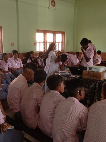 പ്രമാണം:28027 robotics class 1.jpg