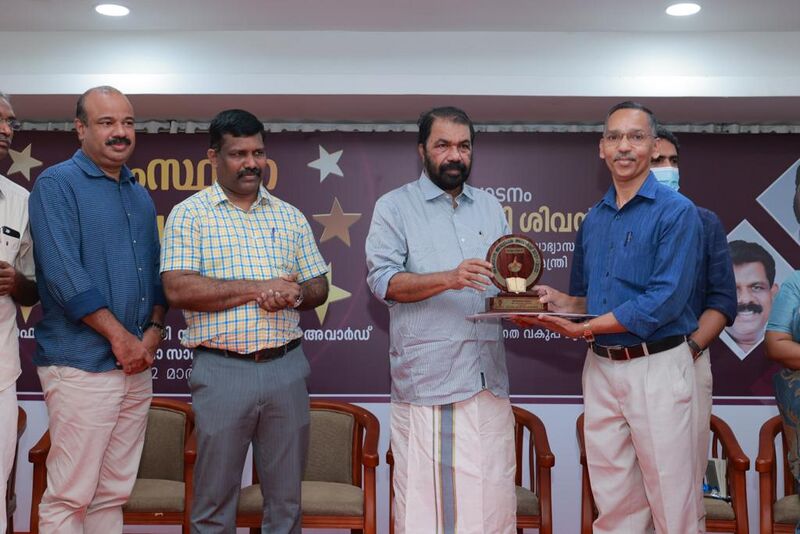 പ്രമാണം:33056 HM award.jpg