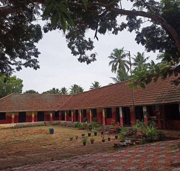 പ്രമാണം:43440 school pic.jpg