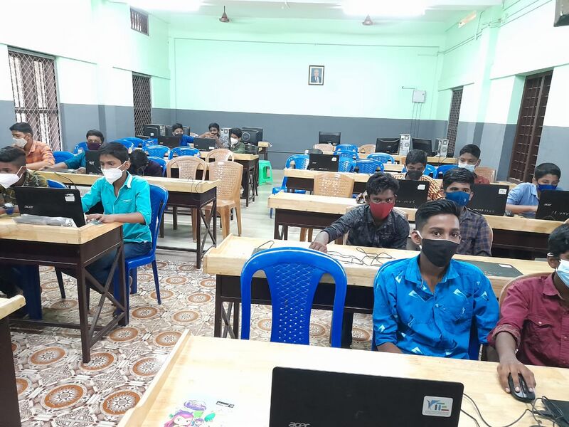 പ്രമാണം:46062 littlekites.jpg