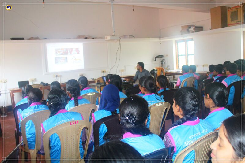പ്രമാണം:11051 ELETRONICSCLASS2.jpg