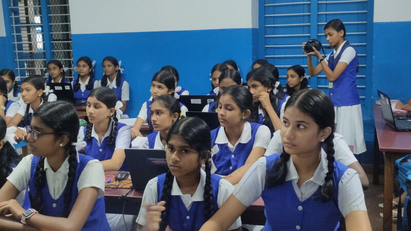 പ്രമാണം:21001 Shooting in camera.jpg