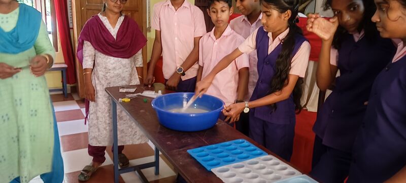 പ്രമാണം:34022 soap.jpg