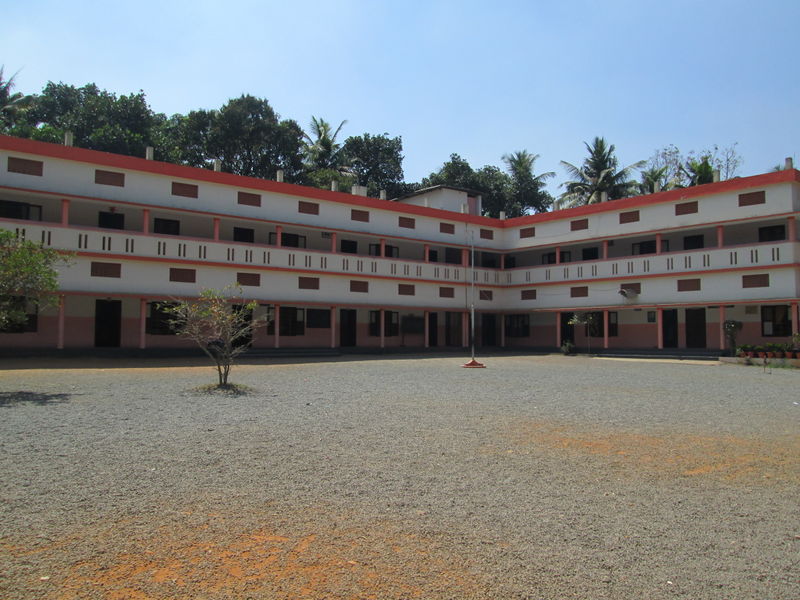 പ്രമാണം:HOLYFAMILY LPS ANGAMALY.JPG