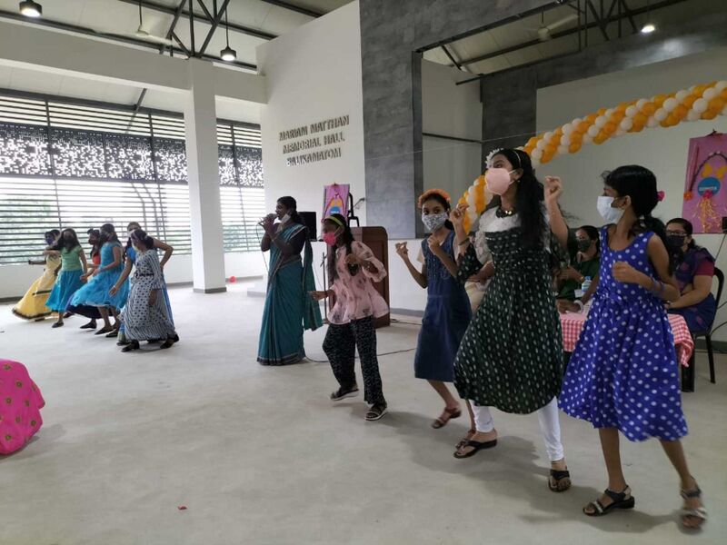 പ്രമാണം:നാടൻപ്പാട്ടുമായി കൊച്ചുകൂട്ടുകാർ.jpg