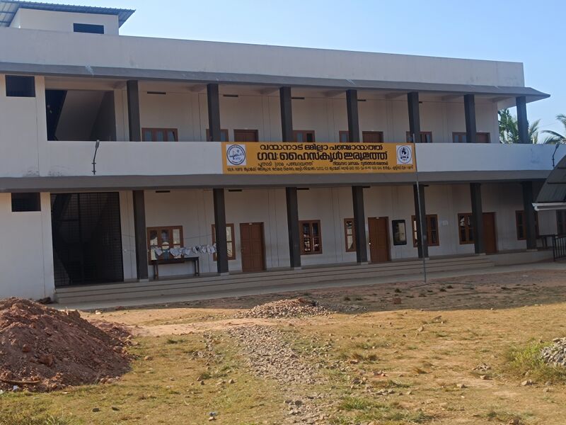 പ്രമാണം:15042GHS IRULAM NEWBUILDING.jpg