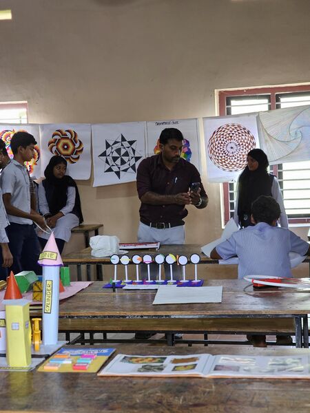 പ്രമാണം:18004 padanolsavam maths models.jpg