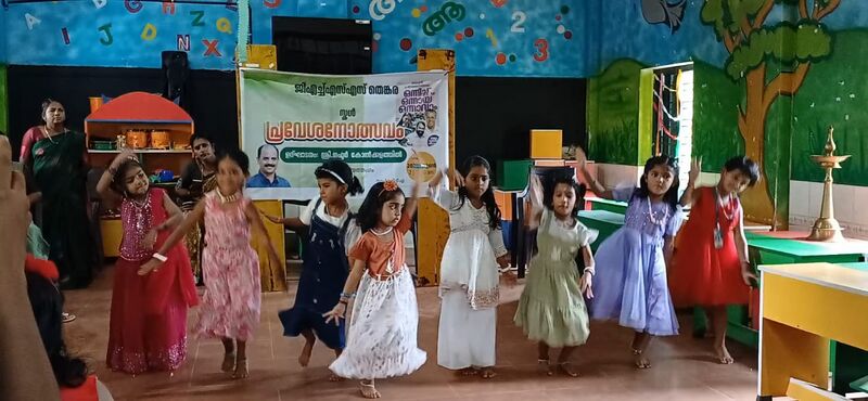 പ്രമാണം:21123 schoolpraveshanothsavam2.jpeg