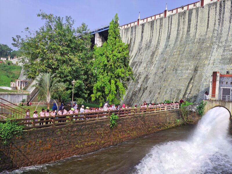 പ്രമാണം:44223 tour dam.jpg