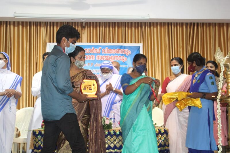 പ്രമാണം:Merit award 22 35052 (1).jpg