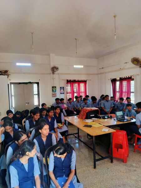 പ്രമാണം:14053 LK Robotics Class 5.jpg