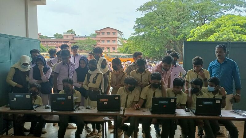 പ്രമാണം:19075 schoolellittlekites1.jpg