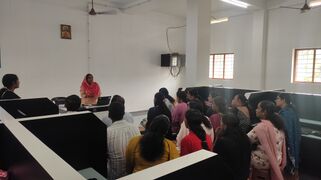 കൈറ്റ് മാസ്റ്റർ സബിത ബൈജു മാതാപിതാക്കൾക് ക്ലാസ് എടുത്തുകൊടുക്കുന്നു