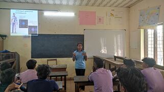 റോബോട്ടുകളെ കുറിച്ച് ക്ലാസ് എടുക്കുന്ന റോസ്‌ന റോയ്