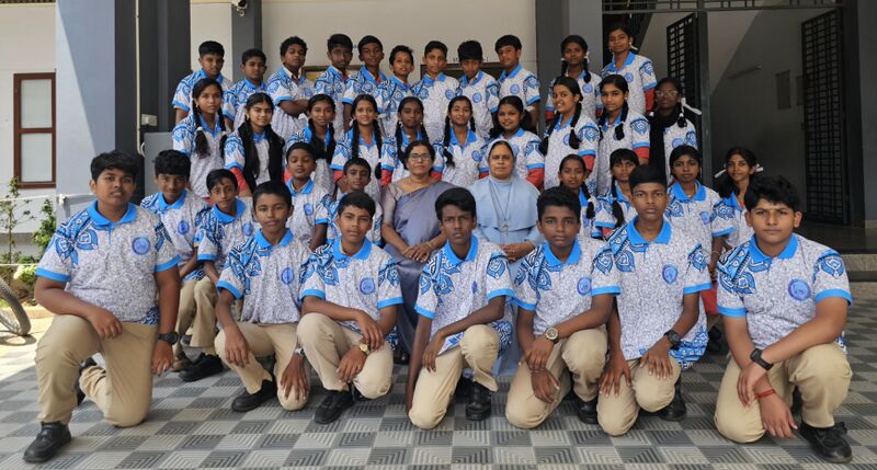 പ്രമാണം:44046 lk25group.jpg