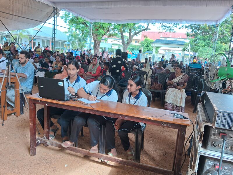 പ്രമാണം:23008-little kites60.jpg