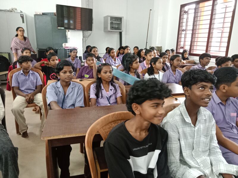 പ്രമാണം:27036 pkd digital class2.jpg