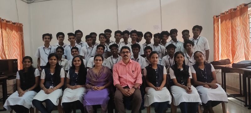 പ്രമാണം:31038 Littlekites.jpg