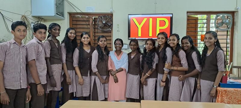 പ്രമാണം:44055 yip team LK.jpg