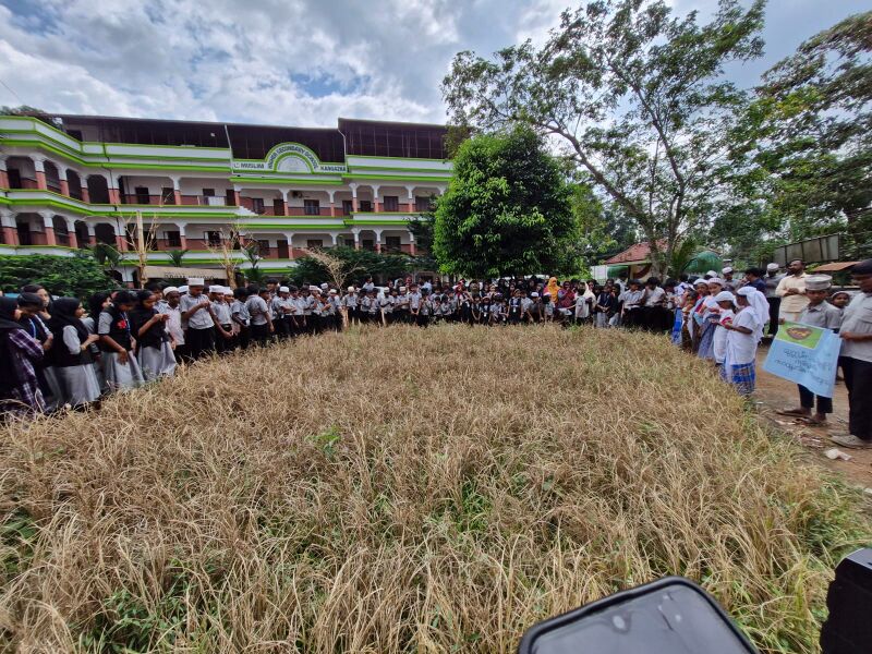 പ്രമാണം:MHSS harvesting.jpg