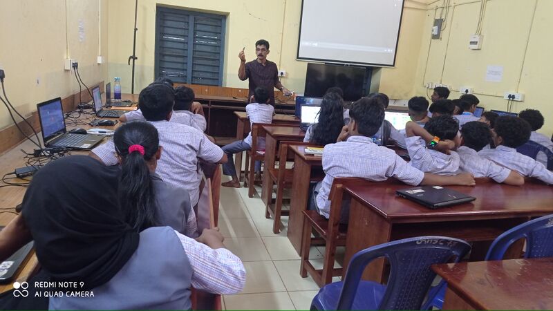 പ്രമാണം:12055-kgd-lkprl 1.jpg