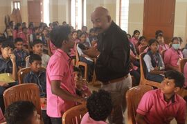 ജർമ്മൻ അധ്യാപകൻ കുട്ടിയുമായി സംവദിക്കുന്നു