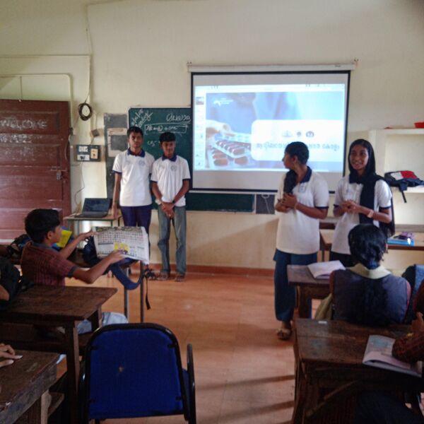 പ്രമാണം:40023 LK AMR class photo(1).jpg