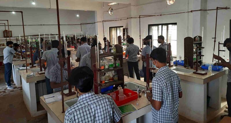 പ്രമാണം:47089 chemistry lab.jpeg