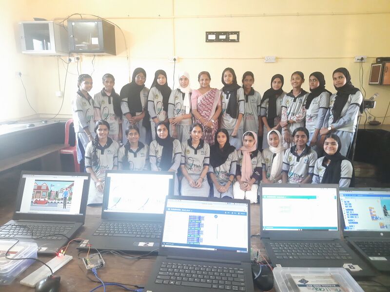 പ്രമാണം:11012 little kites 2.jpg