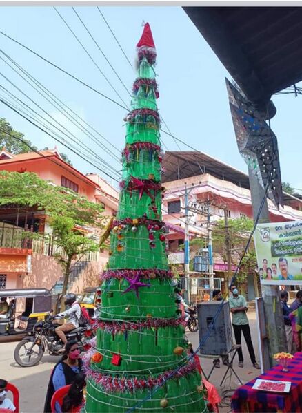 പ്രമാണം:Christhumas tree from plasiticbottle.jpg