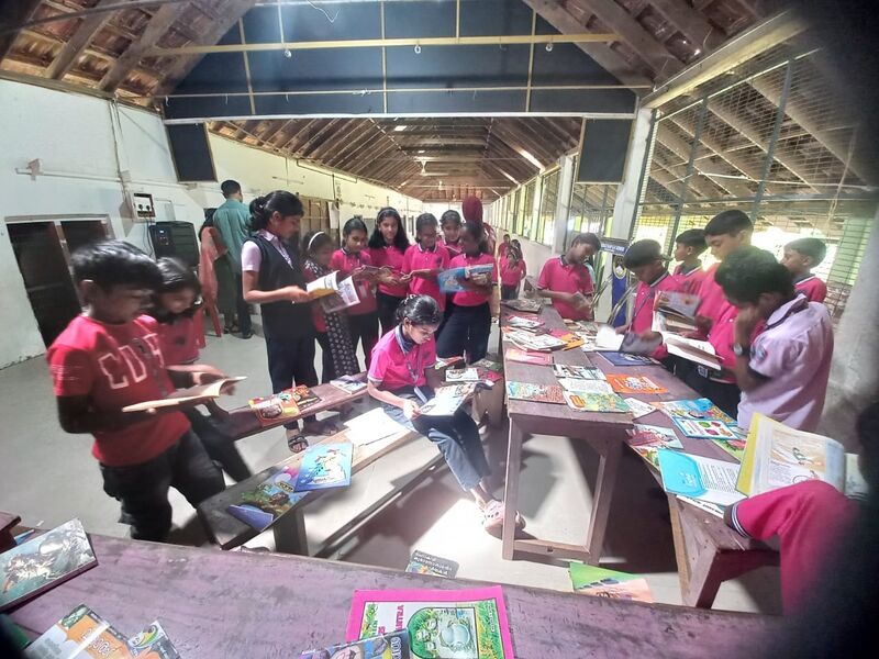 പ്രമാണം:Library book reading.jpg