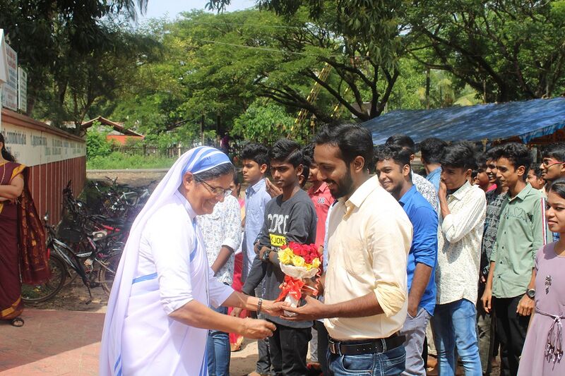 പ്രമാണം:Meritaward 19 35052 2.jpg