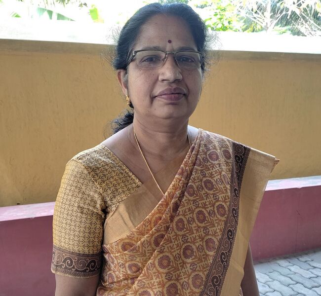 പ്രമാണം:21043-geetha tchr.jpeg