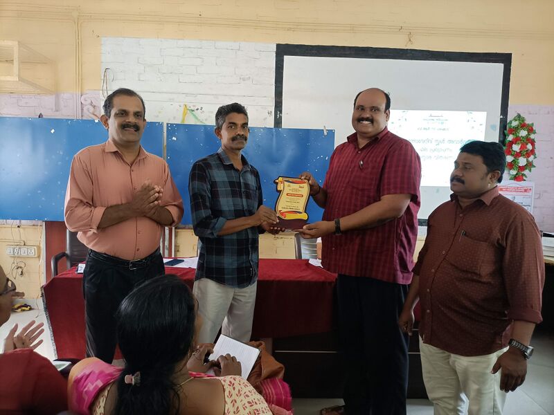 പ്രമാണം:21060 LK INNOVATIVE AWARD4.jpg