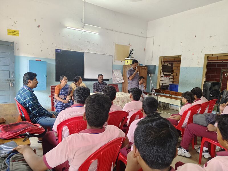 പ്രമാണം:42548 sent off.jpg