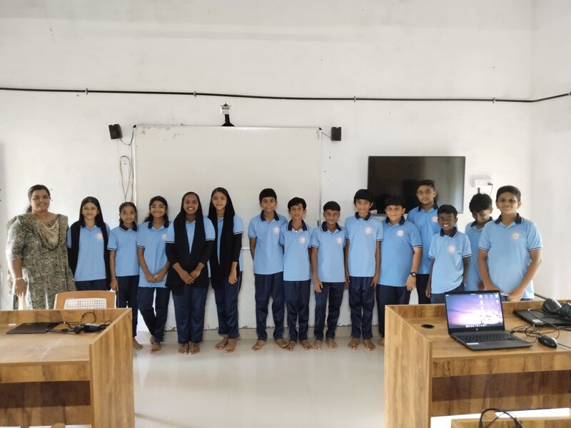 പ്രമാണം:12042 little kites.jpeg