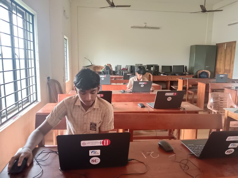 പ്രമാണം:14022 LK Exam installing.jpg