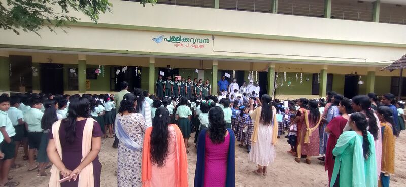 പ്രമാണം:34013moon daylp 1.jpg