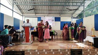 SSLC ക്ക് ഉന്നത വിജയം നേടിയ കുട്ടികൾക്കുള്ള ആദരം മിത്രക്ക് നൽകുന്നു