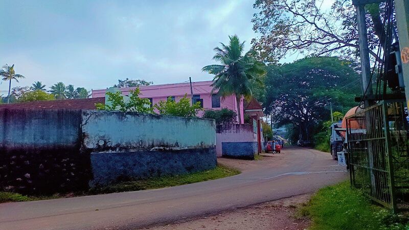 പ്രമാണം:43013-way to school from junction.jpeg