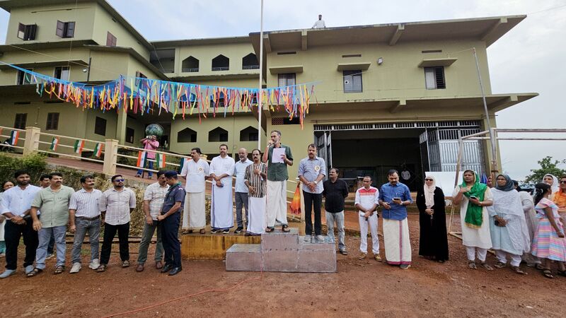പ്രമാണം:19112 mes independence day1.jpg