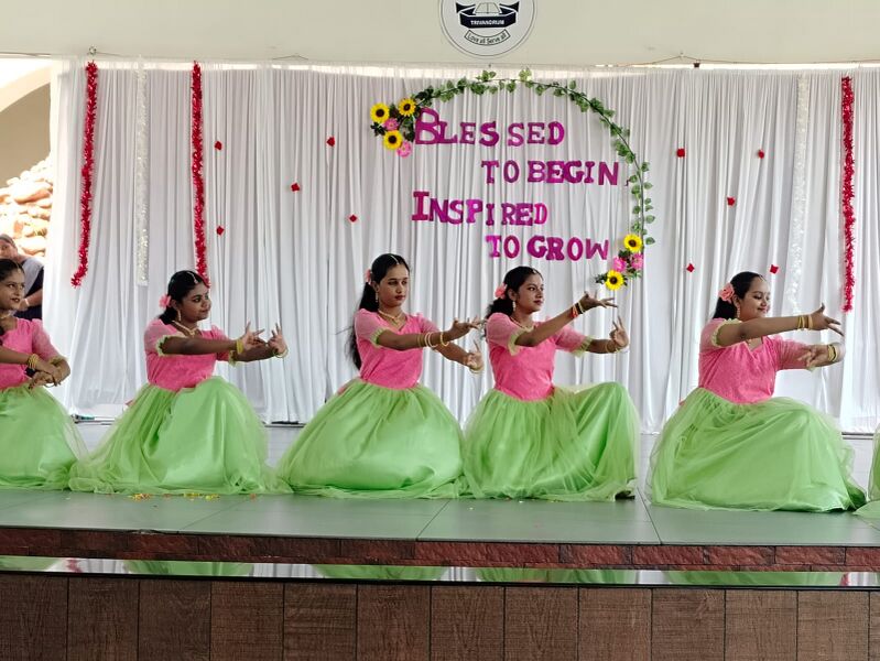 പ്രമാണം:43048-welcome dance.jpg
